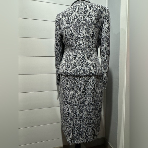 LIKE NEW LE SUIT WOMENS beautiful business 2 piece suite - Picture 5 of 8